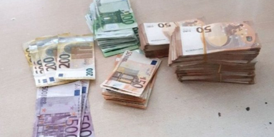 U kaseti zatekli dve muške čarape "vredne" 34.000 evra