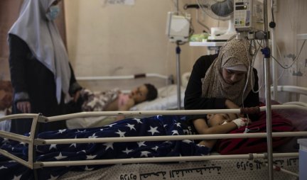 OSMORO DECE POGINULO u raketiranju kuće u Gazi, PETOMESEČNI DEČAK ČUDOM PREŽIVEO! /FOTO/