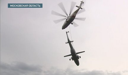 SPEKTAKL NA NEBU! Najveći ruski transportni helikopter ŠLEPOVAO legendarni Mi-6! /VIDEO/