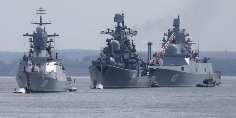 RUSI "PROBILI" ENGLESKI KANAL! Ratni brodovi predvođeni UBICOM PODMORNICA plove kroz Lamanš! /FOTO/