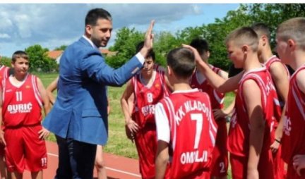 U ISTOM SMO TIMU! UDOVIČIĆ NASTAVIO OBILAZAK!  Još jedna škola u Srbiji dobila novu sportsku opremu!