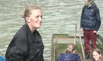 Majka Marina svakodnevno prevozi troje mališana do škole veslajući na čamcu preko nabujale reke Lim: Izloženi velikoj opasnosti, ali drugi izbor nemaju /FOTO/VIDEO/