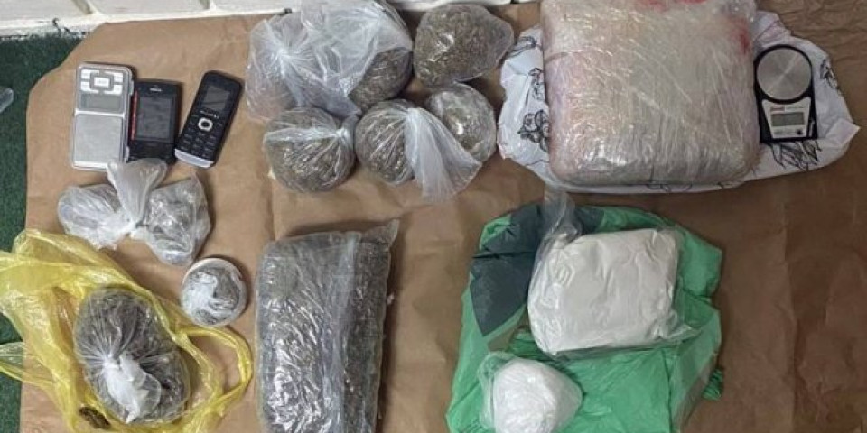 PAO DILER U TRAVI DO KOLENA! Pronađeno oko četiri kilograma droge u Sremskim Karlovcima
