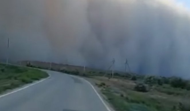 Apokaliptični prizori zaledili svet! Oluja progutala ruski grad! Najpre su počeli jaki udari vetra, a onda se pojavio ogromni tamni oblak... /VIDEO/