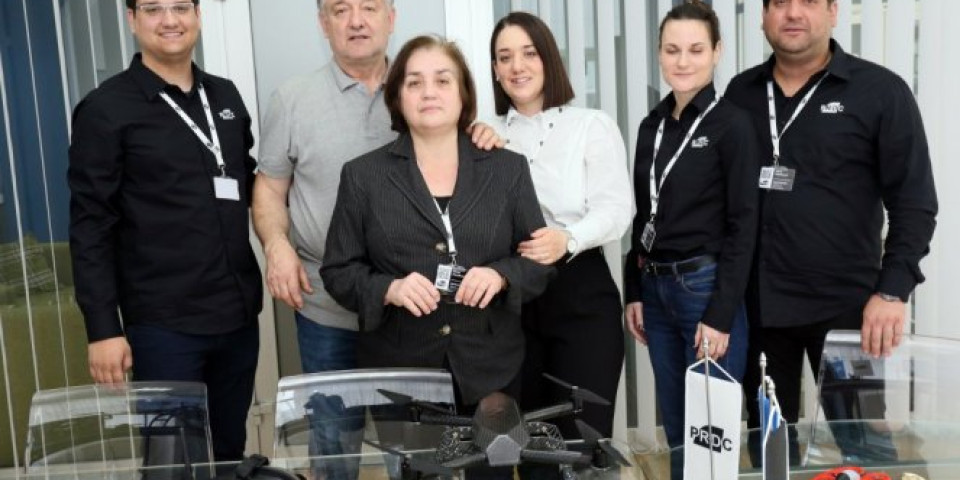PRVI U SRBIJI! ŠESTOČLANA FAMILIJA PETRAŠINOVIĆ POVEZUJE NAUKU I PRIVREDU  Porodica koja pravi dronove