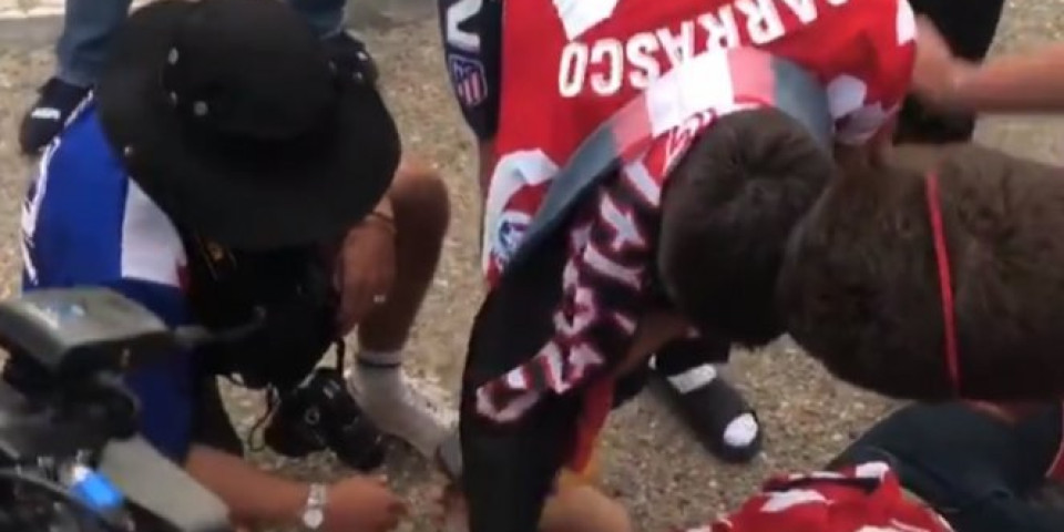 OVO TERA SUZE NA OČI! Ofanzivac Atletika došao do povređenog navijača koji je LEŽAO na zemlji, poklonio mu dres i ulepšao dan! /VIDEO/