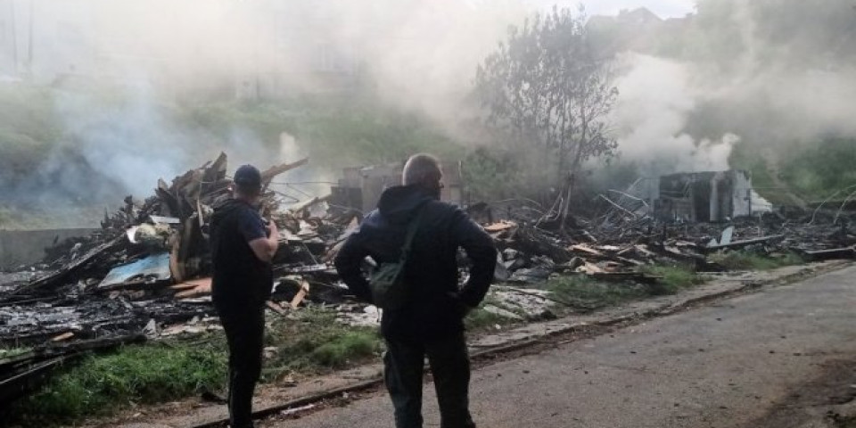 IZGOREO U STRAVIČNOM POŽARU! U Ruskom Krsturu vatrogasci na zgarištu kuće pronašli UGLJENISANO TELO