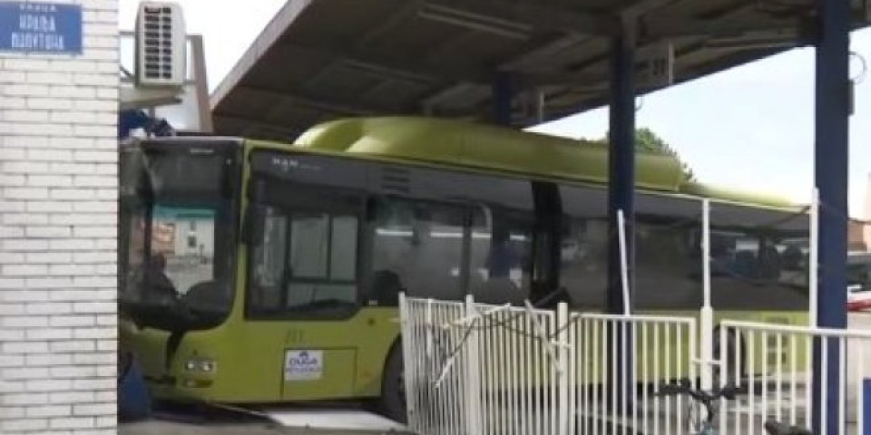 OPASAN INCIDENT U ŠAPCU! Autobus probio zaštitnu ogradu na autobuskoj stanici, ZAKUCAO SE U ZID KAFIĆA!