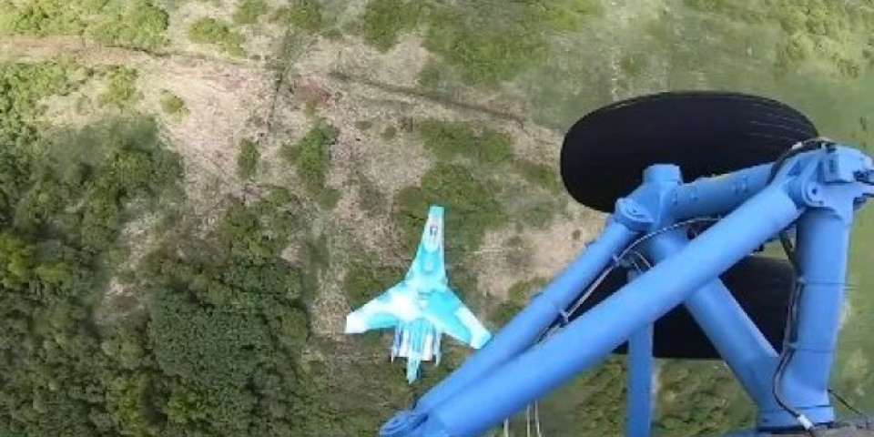 NESTVARAN PRIZOR IZNAD SANKT PETERBURGA! Ruski vojni MI-26 nosio "KRAVU"! /VIDEO/