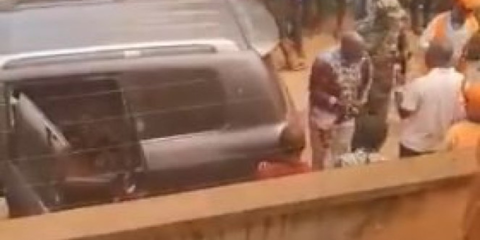 NAPADAČI ZASULI MECIMA AUTOMOBIL BIVŠEG GENERALA! Izvršen atentat na ministra Ugande, njegova ćerka i vozač stradali! /VIDEO/