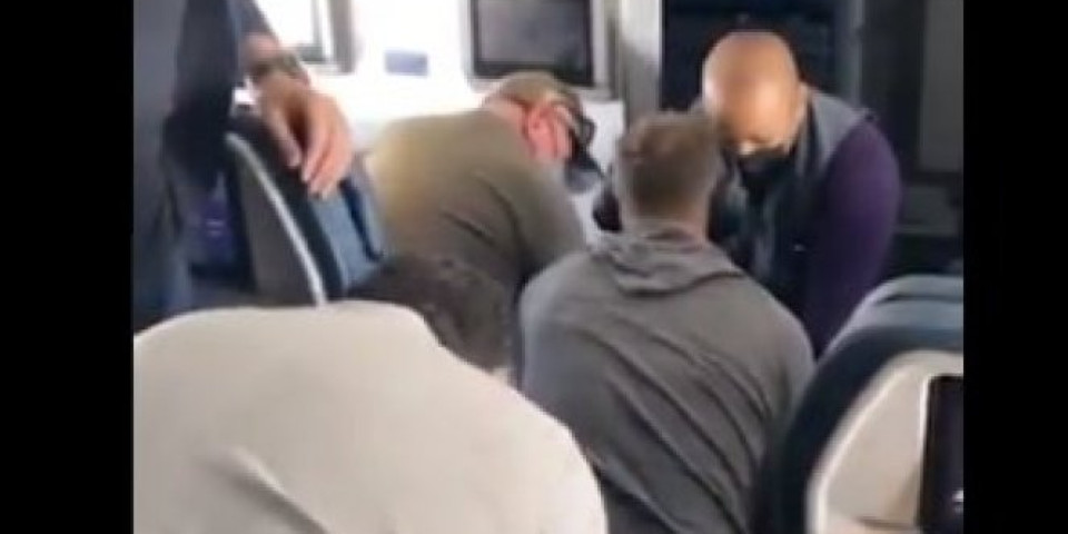 INCIDENT U AVIONU IZNAD AMERIKE! Drama na letu Iz Los Anđelesa, pomahnitali putnik pokušao da uđe u kokpit, evo kako je savladan! /VIDEO/