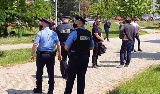 SRAMOTA! Kosovska policija OBEZBEĐUJE VANDALE DOK SKRNAVE HRAM HRISTA SPASA U PRIŠTINI! Uvredljive poruke na pravoslavnoj svetinji FOTO/VIDEO