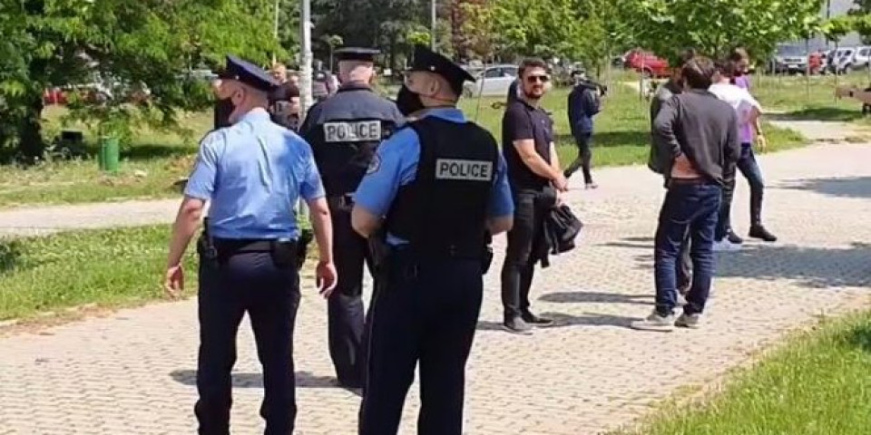 SRAMOTA! Kosovska policija OBEZBEĐUJE VANDALE DOK SKRNAVE HRAM HRISTA SPASA U PRIŠTINI! Uvredljive poruke na pravoslavnoj svetinji FOTO/VIDEO