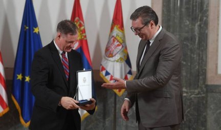 Orden srpske zastave drugog stepena! Vučić uručio odlikovanje general-majoru Stivenu Stajversu iz Nacionalne garde Ohaja! Video