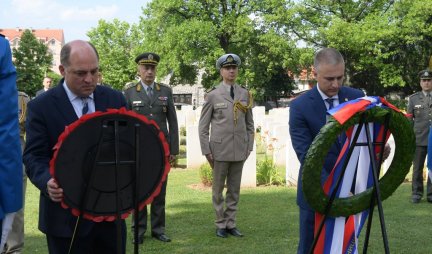 Stefanović i ministar odbrane UK položili vence na Vojnom groblju Komonvelta /FOTO/