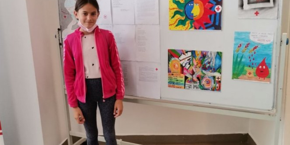 DEVOJČICA PROSLAVILA TOPOLU! Učenica četvrtog razreda Vanja Filipović osvojila nagradu na konkursu „Krv život znači“