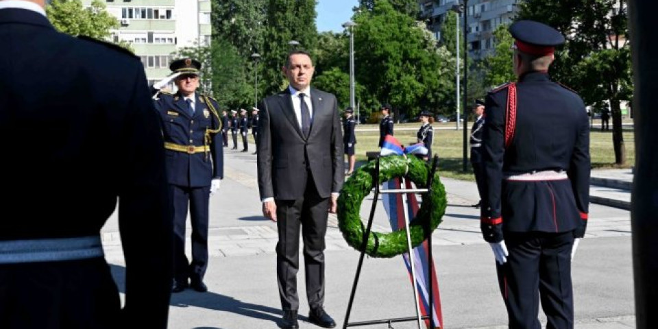SRBIJA PAMTI SVOJE HEROJE! Ministar Vulin položio venac na spomen-obeležje u znak sećanja na stradale  policijske službenike!