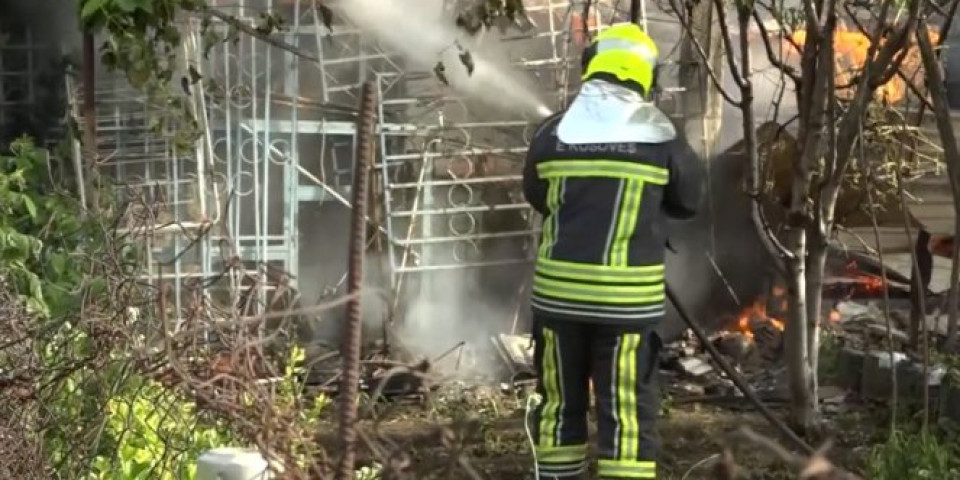 POŽAR U GRAČANICI, vatrogasci evakuisali stanovništvo! /FOTO VIDEO/