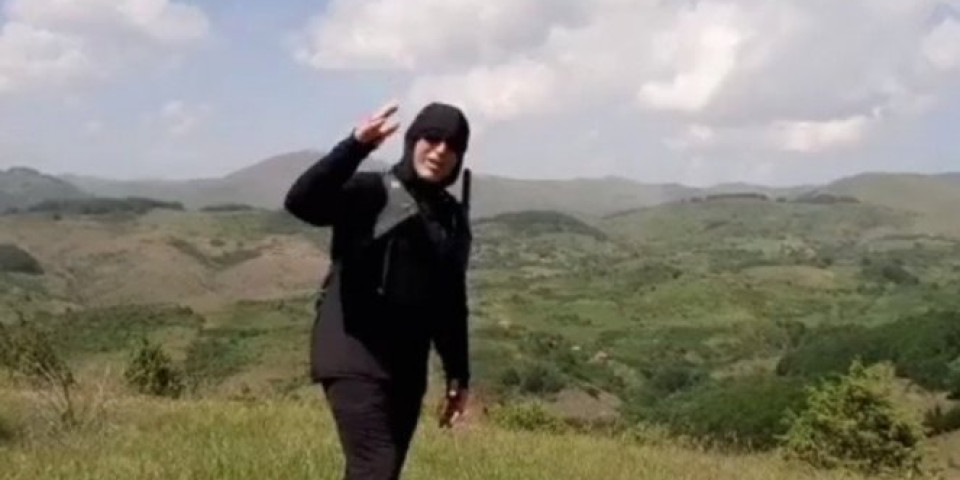 TI NISI NINDŽA, TI SI MINDŽA! Ramuš Haradinaj, MASKIRAN I NAORUŽAN, provocirao šetajući planinama na severu KiM! /Video/