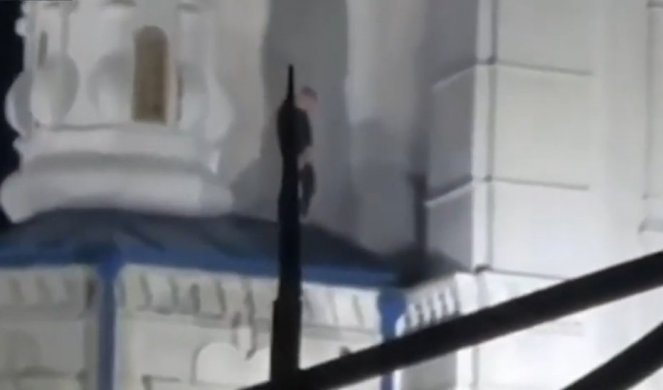 NOVO SKRNAVLJENJE PRAVOSLAVNE SVETINJE! Tinejdžer se popeo na hram, pa vršio malu nuždu! /VIDEO/
