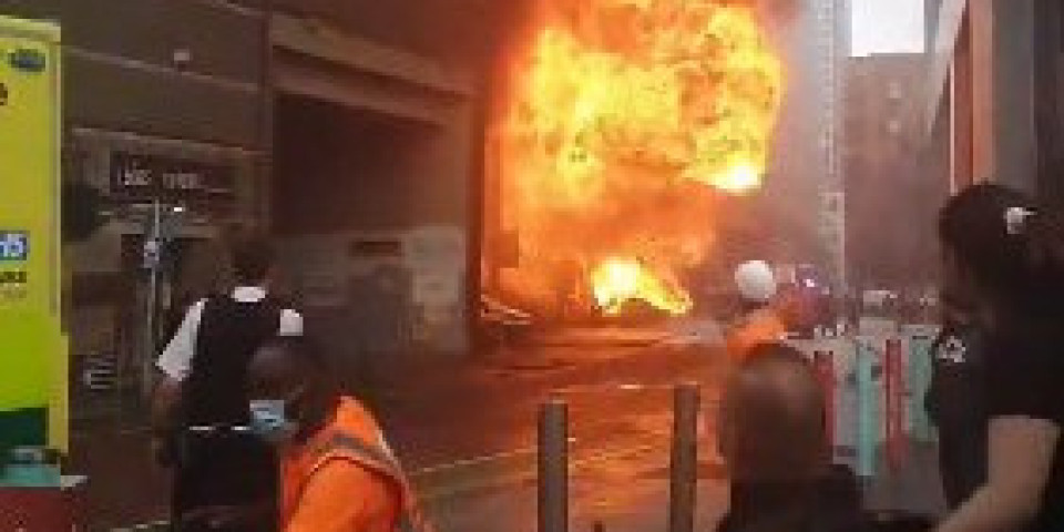 ŽELEZNIČKA STANICA SE PRETVORILA U PAKAO! Crni dim se širi ogromnom brzinom u centru Londona, prolaznici beže, čule se eksplozije! /VIDEO/