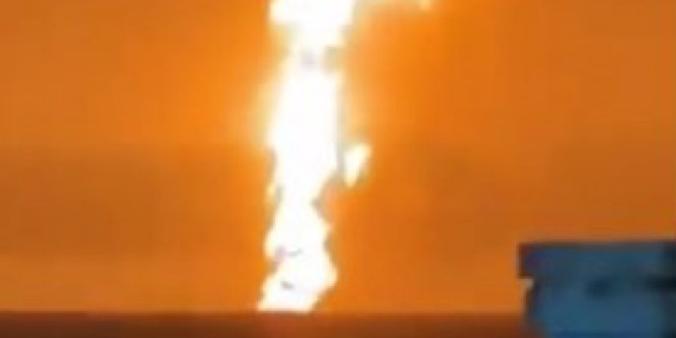 GORI NAFTNA PLATFORMA U KASPIJSKOM MORU! Nebo iznad Azerbejdžana crveno od plamena! /VIDEO/