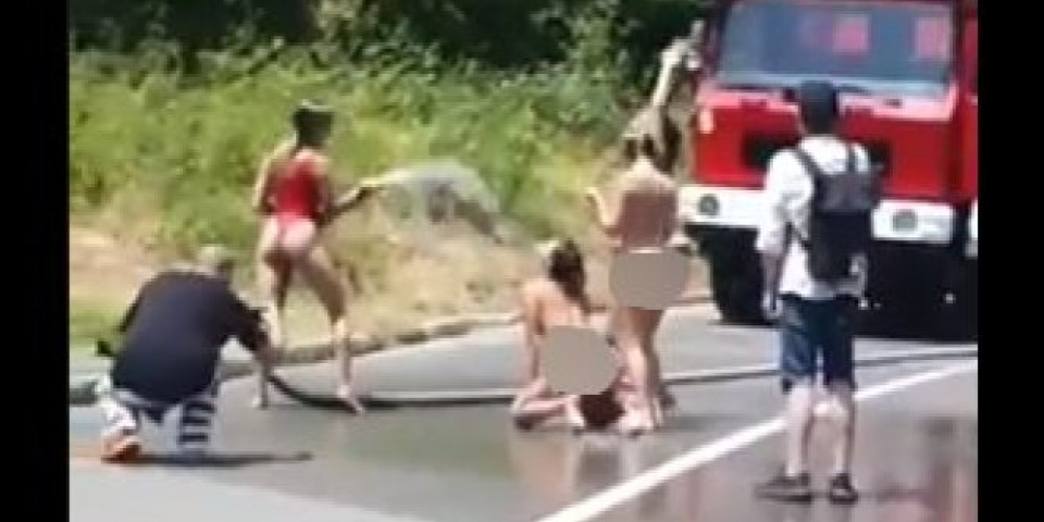 SNIMAK ŠOKIRAO REGION, GOLE UKRAJINKE kupaju se nasred puta kod Kotora pod mlazom iz VATROGASNOG KAMIONA! /VIDEO/