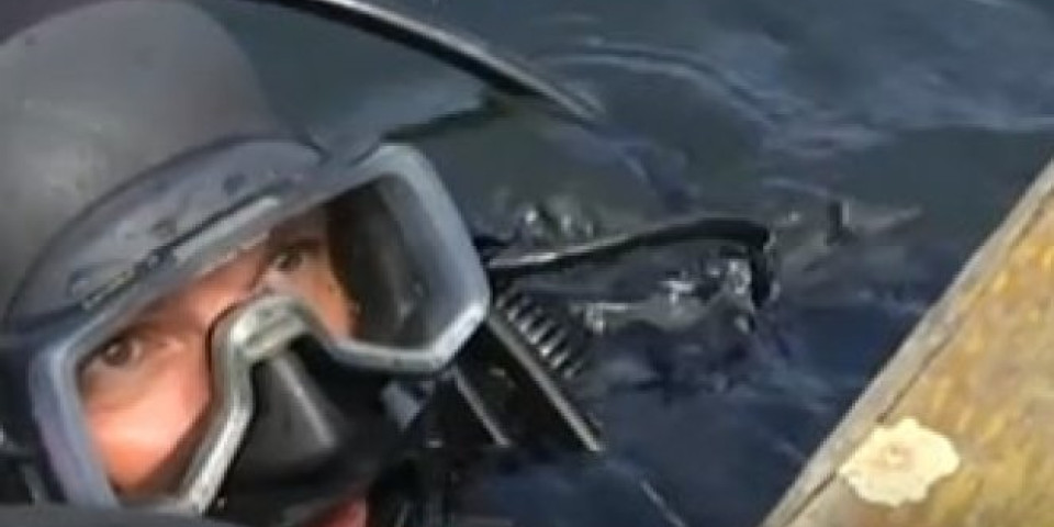 Elitna jedinica Žandarmerije u borbi protiv kriminala! PRVI NA TERENU I KADA JE VIDLJIVOST NULA, iz vode izvlače predmete teške po NEKOLIKO TONA! Video