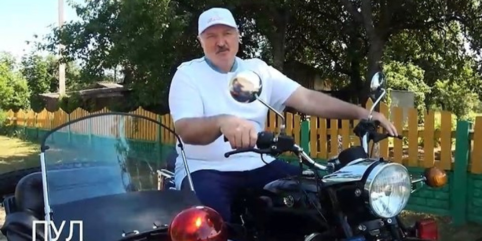 LUKAŠENKO KAKVOG DO SADA NISTE VIDELI! Beloruski predsednik  provozao legendarni Ural! /VIDEO/