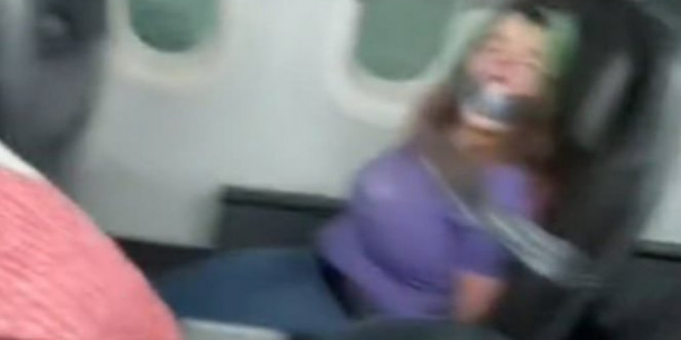 PODIVLJALU AMERIKANKU MORALI DA ZALEPE SELOTEJPOM ZA SEDIŠTE! Pokušala da OTVORI VRATA aviona, pa prebila stjuardesu! /VIDEO/