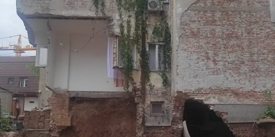DAN POSLE! Strašan prizor na mestu urušene zgrade na Vračaru, zatrpavaju jamu, policija čuva ulaz da neko ne opljačka stanove... /FOTO/