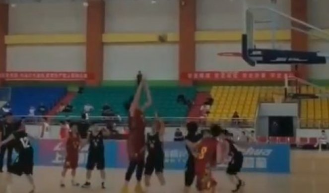 ČUDO NEVIĐENO! DEVOJČICA DIV! Kineska tinejdžerka ima 226 cm i igra košarku sa vršnjakinjama koje su joj DO POJASA! /VIDEO/