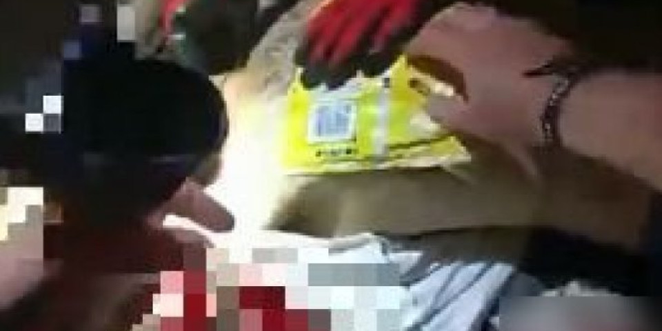 Policajac zalepio praznu kesu čipsa na grudi izbodene žrtve, i tako spasao život! Ovakvih treba biti što više! Foto/Video