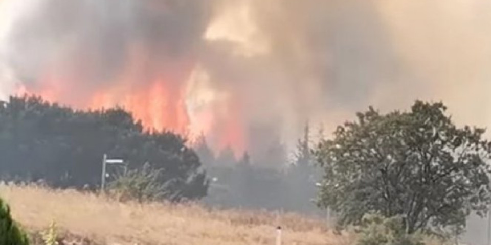 HITNA EVAKUACIJA STANOVNIŠTVA Zbog požara alarmantna situacija kod Peći, gori 60 hektara