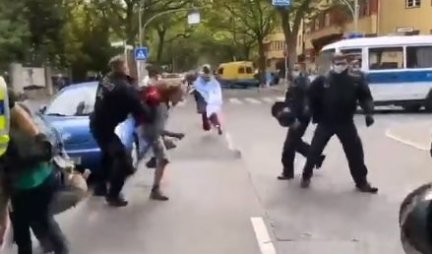 NEMAČKA POLICIJA BRUTALNO PREBIJALA DEMONSTRANTE! Žene, decu - tukli koga su stigli, reagovale i Ujedinjene nacije! /UZNEMIRUJUĆI VIDEO/
