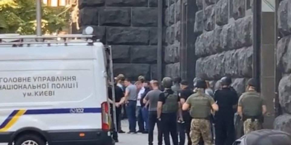 KRAJ DRAME U KIJEVU! Policija uhapsila Vladimira koji je pretio bombom u zgradi vlade! /VIDEO/