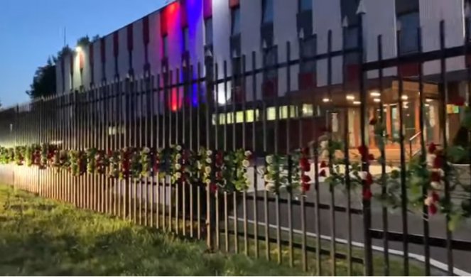 /VIDEO/ U ZNAK SEĆANJA NA LAZANSKOG! Saradnici projekta „Balkanist“ doneli  crvene i bele ruže pred ambasadu Srbije