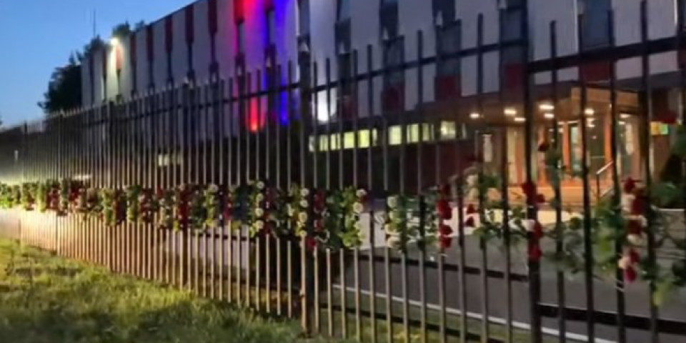 /VIDEO/ U ZNAK SEĆANJA NA LAZANSKOG! Saradnici projekta „Balkanist“ doneli  crvene i bele ruže pred ambasadu Srbije