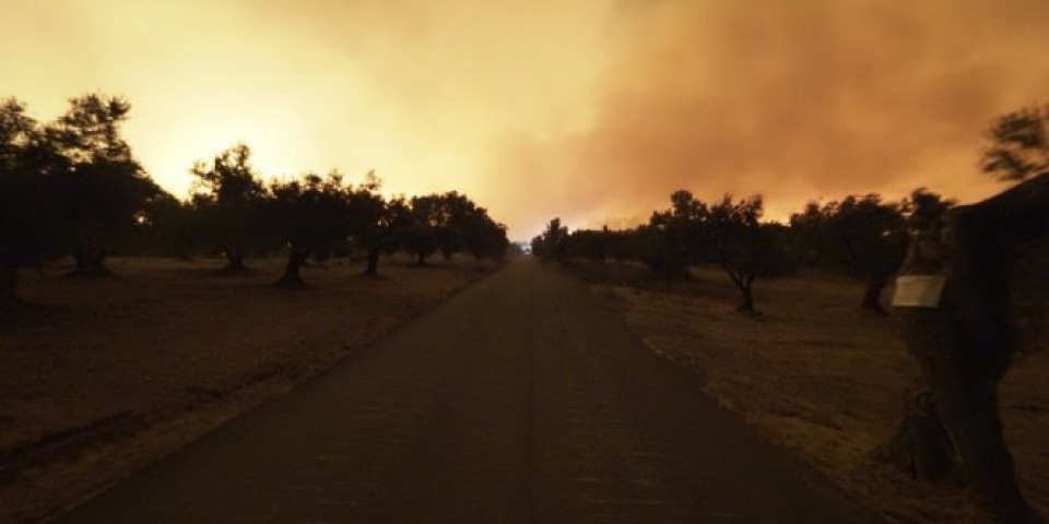 MUKAMA GRKA NEMA KRAJA, novi požari blizu Atine, više od 330 vatrogasaca na terenu!