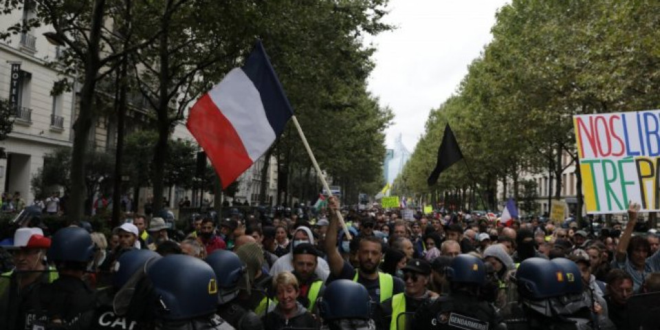 PROTEST U PARIZU zbog kovid propusnica i obavezne vakcinacije! /VIDEO/