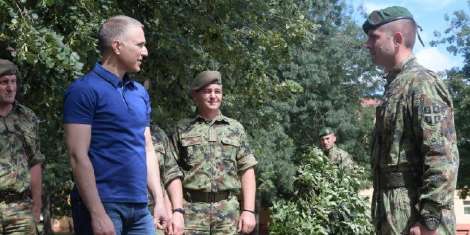 Ministar Stefanović obišao Centar za obuku Kopnene vojske