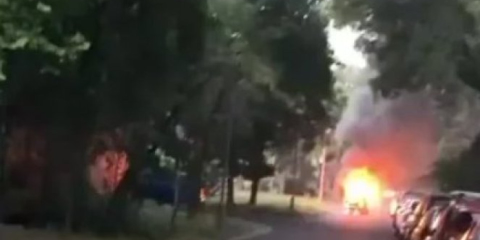 DRAMA NA NOVOM BEOGRADU! Vatra guta automobil koji stoji nasred ulice! /VIDEO/