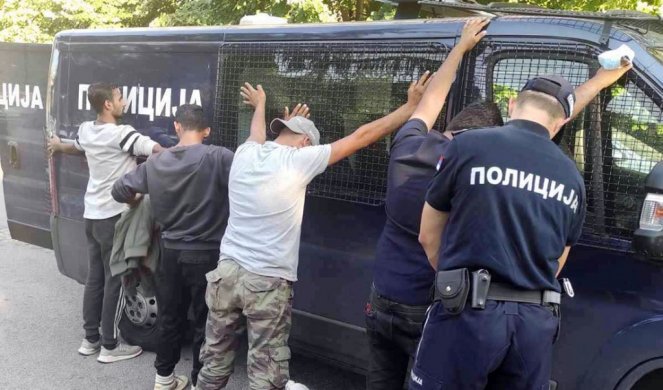 LISICE NA RUKAMA TAKSISTA! Policija ih zatekla u Doljevcu, preko granice vozili 18 migranata iz Sirije