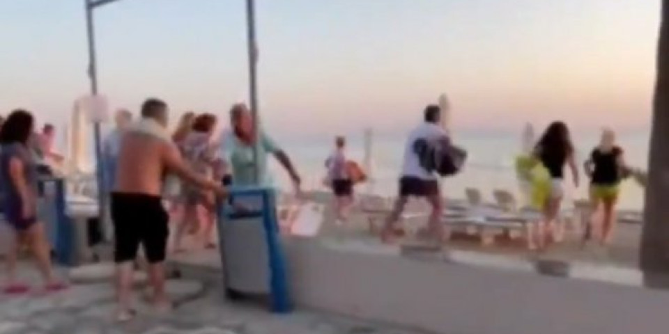 GLAVU DAJEM, LEŽALJKU NE DAJEM! Pogledajte neverovatan snimak s grčke plaže! TRANSFER BLAMA!