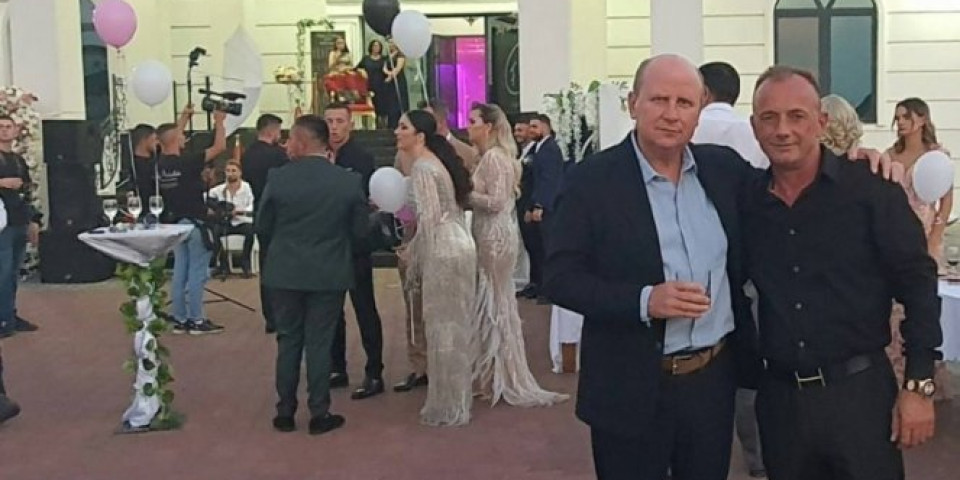 EVO SA KIM SE DRUŽI ĐILASOV KUM, "VELIKI SRPSKI PATRIOTA"! Mlađan Đorđević bio na svadbi kod sina zvanično najvećeg kradljivca struje u Srbiji! /FOTO