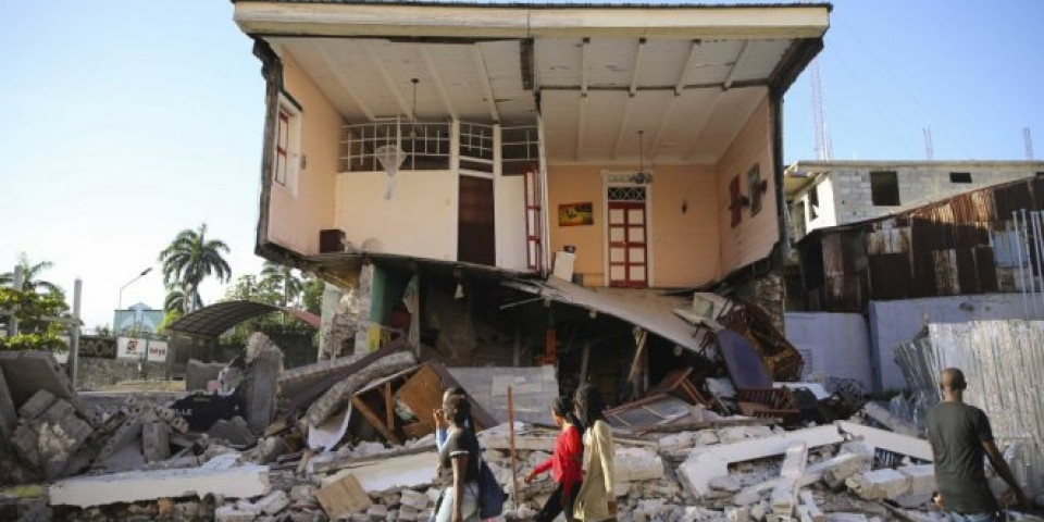 KATASTROFA NA HAITIJU! Broj žrtava razornog zemljotresa dostigao 1.941!