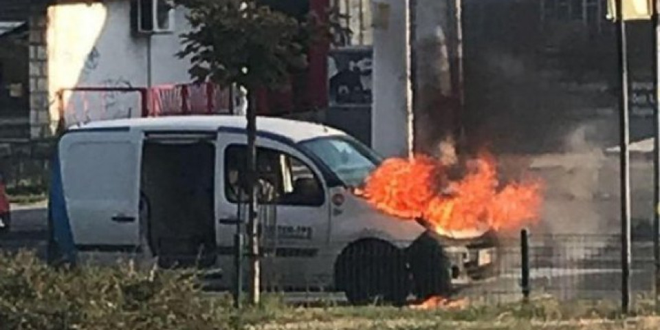 DRAMA NA VIDIKOVCU! Automobil u pokretu se zapalio, vozač izleteo na vreme! /VIDEO/