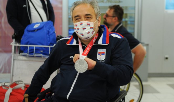 DONEO SREBRO IZ TOKIJA! Najtrofejniji srpski paraolimpijac Željko Dimitrijević stigao U Beograd! /FOTO/