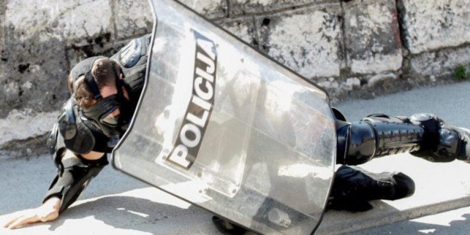 POJAVIO SE SNIMAK, pogledajte trenutak kada je bačen molotovljev koktel na policiju na Cetinju!