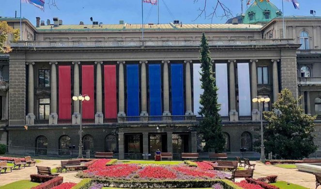 Pogledajte kako je Vučić ukrasio zgradu Predsedništva na Dan jedinstva, slobode i zastave!